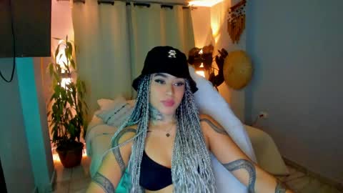Snapshot of vayolett_bass chatting on 4, 5, 2026 Vayolett Bass online show from 4, 5, 2026