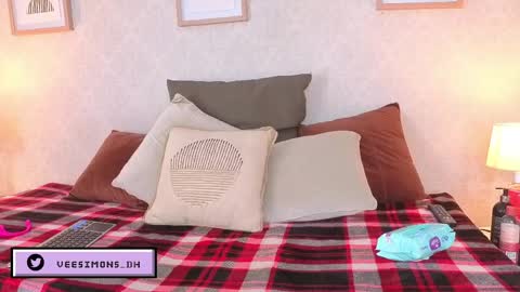 Snapshot of veesimons_dh chatting on 7, 5, 2026 Vee Simons online show from 7, 5, 2026