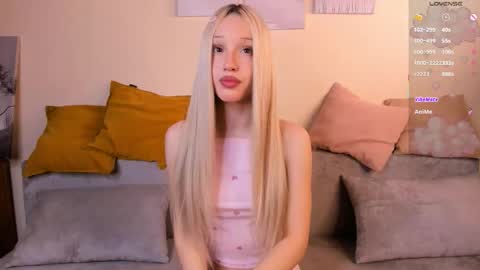 Snapshot of velourorbit chatting on 18, 3, 2026 Hi im Hannah online show from 18, 3, 2026