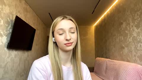 Snapshot of velvethonerkamp chatting on 16, 11, 2025 Nika online show from 16, 11, 2025