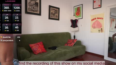 Snapshot of venus_in_jeans chatting on 28, 10, 2025 Bella online show from 28, 10, 2025