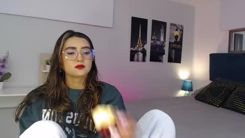 Snapshot of venus_steffen chatting on 8, 10, 2025 Mia online show from 8, 10, 2025