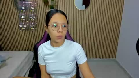 Snapshot of viiolet__moon chatting on 15, 6, 2026 Violet online show from 15, 6, 2026