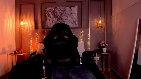Snapshot of vikypetiteee chatting on 28, 4, 2026 Victoria online show from 28, 4, 2026