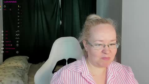 Snapshot of violasmithh chatting on 20, 5, 2026 violasmithh online show from 20, 5, 2026