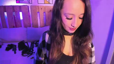 Snapshot of violet_jonesss chatting on 9, 4, 2026 Violet Jones online show from 9, 4, 2026