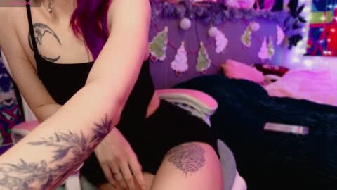 Snapshot of violet_noir_ chatting on 25, 12, 2024 Deya online show from 25, 12, 2024