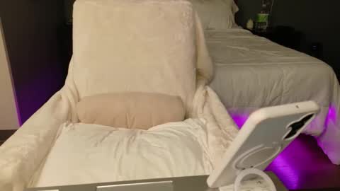 Snapshot of violet_winter97 chatting on 19, 4, 2026 violet_winter97 online show from 19, 4, 2026