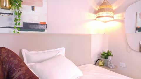 Snapshot of violetbloomm chatting on 7, 5, 2026 Violet online show from 7, 5, 2026