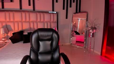 Violett  online show from 6, 11, 2025