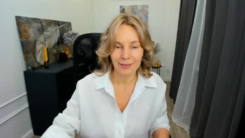 Snapshot of vivianlirei chatting on 3, 5, 2026 Sinti online show from 3, 5, 2026