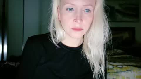 Snapshot of vivians_roses chatting on 8, 7, 2026 Vivians Roses online show from 8, 7, 2026
