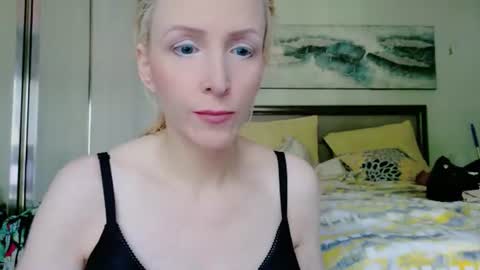 Snapshot of vivians_roses chatting on 13, 7, 2026 Vivians Roses online show from 13, 7, 2026