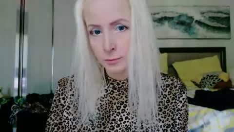 Snapshot of vivians_roses chatting on 15, 7, 2026 Vivians Roses online show from 15, 7, 2026