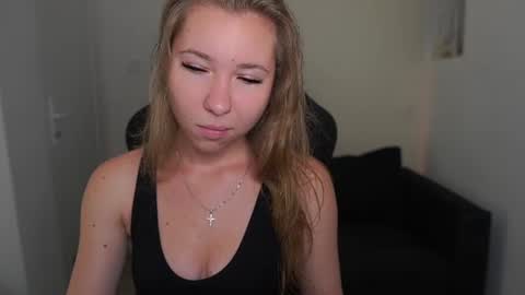 Snapshot of vivienvance18 chatting on 15, 6, 2026 VivienVance online show from 15, 6, 2026