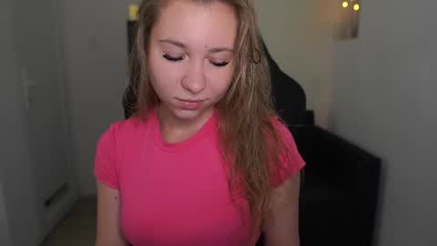 Snapshot of vivienvance18 chatting on 21, 6, 2026 VivienVance online show from 21, 6, 2026