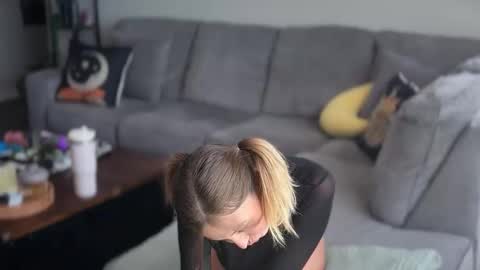 Snapshot of vixenliz chatting on 27, 4, 2026 Liz online show from 27, 4, 2026