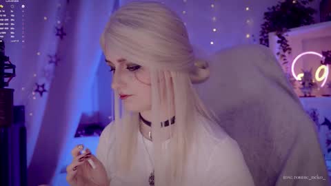 Snapshot of vronnier chatting on 13, 9, 2025 vronnier online show from 13, 9, 2025