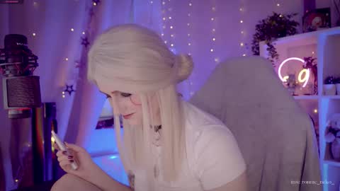 Snapshot of vronnier chatting on 14, 9, 2025 vronnier online show from 14, 9, 2025