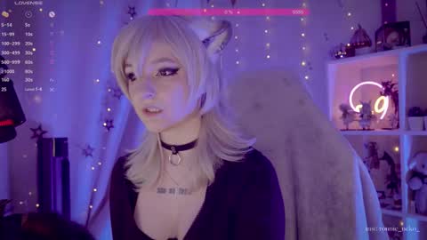 Snapshot of vronnier chatting on 11, 10, 2025 vronnier online show from 11, 10, 2025