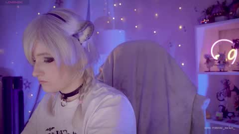 Snapshot of vronnier chatting on 19, 10, 2025 vronnier online show from 19, 10, 2025