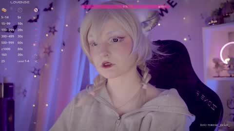 Snapshot of vronnier chatting on 8, 11, 2025 vronnier online show from 8, 11, 2025