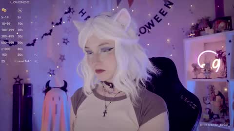 Snapshot of vronnier chatting on 11, 11, 2025 vronnier online show from 11, 11, 2025