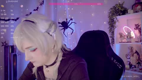 Snapshot of vronnier chatting on 13, 11, 2025 vronnier online show from 13, 11, 2025