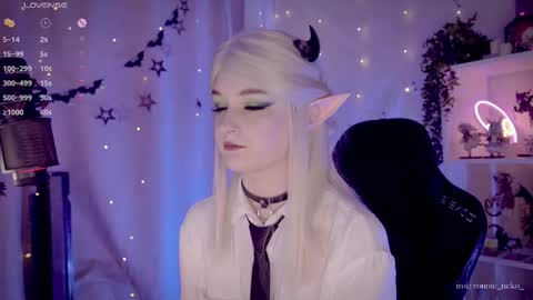 Snapshot of vronnier chatting on 20, 11, 2025 vronnier online show from 20, 11, 2025