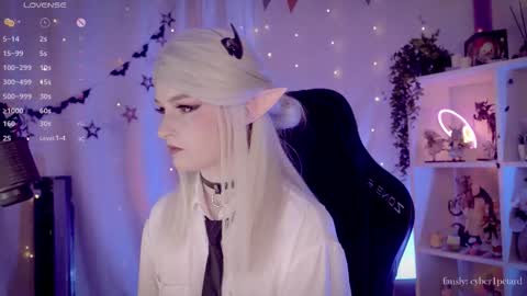 Snapshot of vronnier chatting on 25, 11, 2025 vronnier online show from 25, 11, 2025