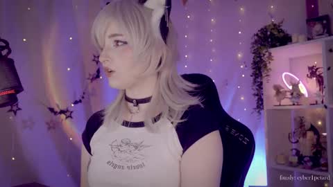 Snapshot of vronnier chatting on 18, 12, 2025 vronnier online show from 18, 12, 2025