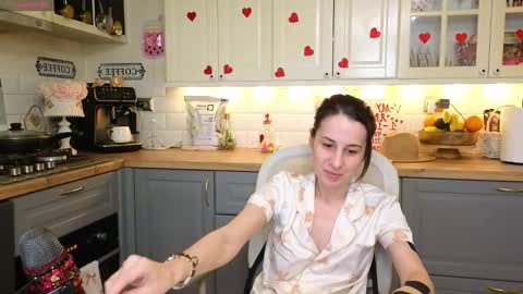 Snapshot of whats_her_name chatting on 7, 2, 2026 Victoria Maria online show from 7, 2, 2026