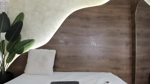 Ms Willow online show from 28, 2, 2025