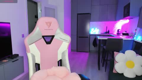 Emi online show from 5, 10, 2025