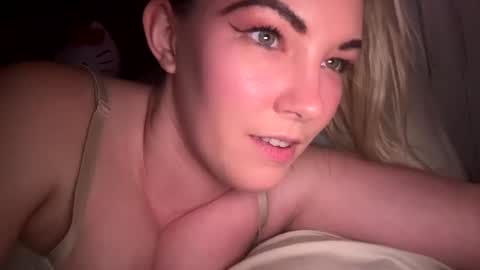 Snapshot of x_dreamgirl_x chatting on 9, 1, 2025 Mariah online show from 9, 1, 2025