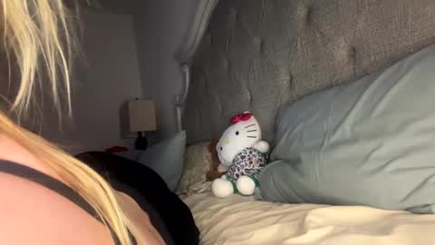 Snapshot of x_dreamgirl_x chatting on 11, 1, 2025 Mariah online show from 11, 1, 2025