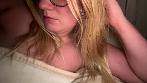 Snapshot of x_dreamgirl_x chatting on 19, 10, 2025 Mariah online show from 19, 10, 2025