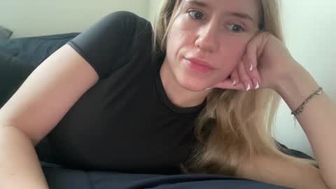 Snapshot of xoxoxjenn chatting on 12, 1, 2025 jenn online show from 12, 1, 2025