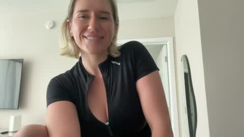 Snapshot of xoxoxjenn chatting on 15, 6, 2026 jenn online show from 15, 6, 2026