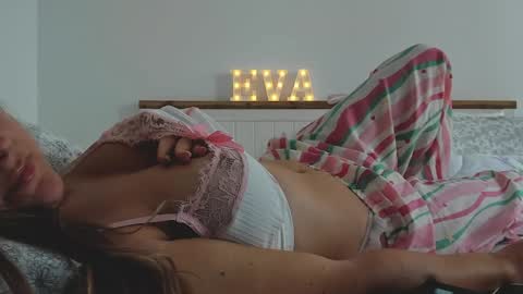 Snapshot of xxevadreamxx chatting on 6, 11, 2025 Eva online show from 6, 11, 2025