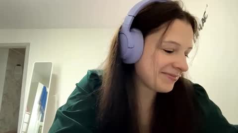 Snapshot of yasminhovis chatting on 16, 6, 2026 Aurora online show from 16, 6, 2026