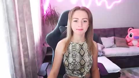 Snapshot of youdreamm chatting on 25, 5, 2026 Bella online show from 25, 5, 2026