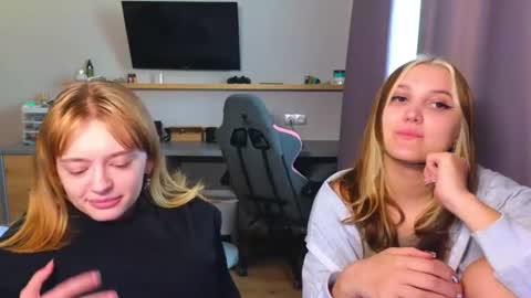 Snapshot of younona chatting on 24, 6, 2026 Anna and Luna online show from 24, 6, 2026