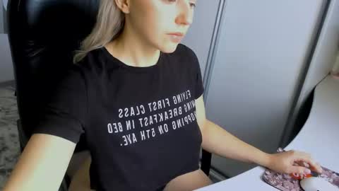 Snapshot of your_godesses chatting on 17, 11, 2025 Cora online show from 17, 11, 2025