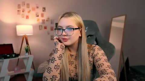 Snapshot of yourjullymoon chatting on 13, 10, 2025 Jully online show from 13, 10, 2025