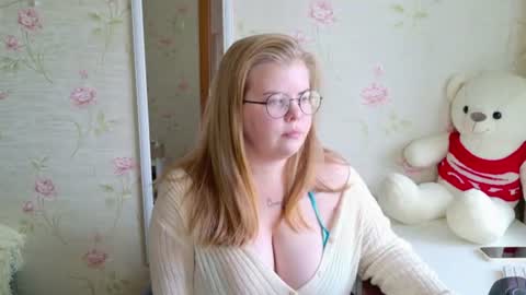 Snapshot of yumm_lolly chatting on 15, 6, 2026 Polly online show from 15, 6, 2026