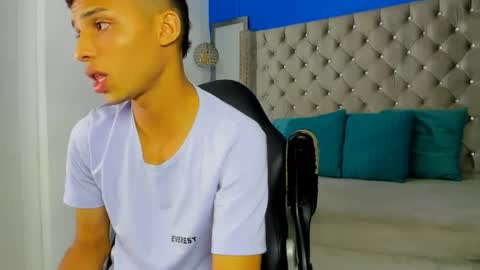 Snapshot of zan_shellby chatting on 8, 11, 2025 zan_shellby online show from 8, 11, 2025