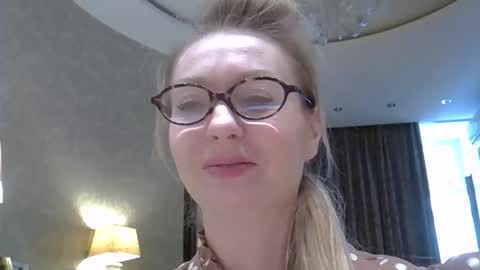 Snapshot of zarinaswift chatting on 15, 5, 2026 Zarina Swift online show from 15, 5, 2026