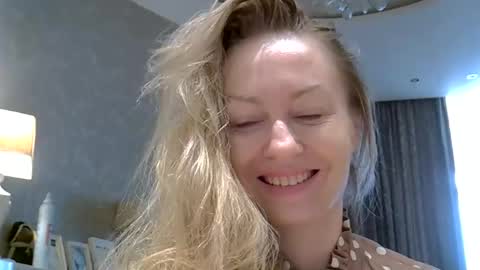 Snapshot of zarinaswift chatting on 22, 5, 2026 Zarina Swift online show from 22, 5, 2026