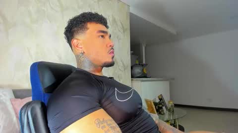 Snapshot of zeus_strong93 chatting on 14, 11, 2025 zeus strong online show from 14, 11, 2025